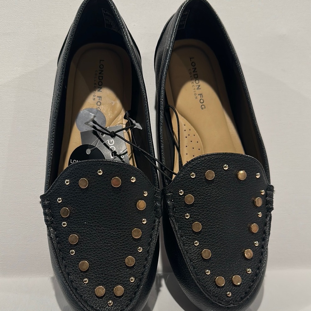 NWT London Fog Black Wide Width Masia with Goldtone Studs in the front. Size 7W